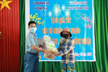 AES Vietnam presents gifts to poor households in Vietnam for the traditional Lunar New Year in 2021