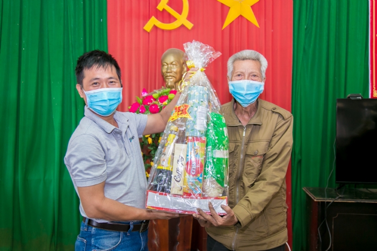 AES Vietnam presents Tet gifts to poor households and students in provinces of Quang Ninh and Binh Thuan Province
