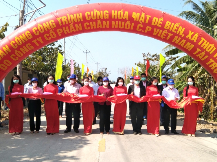 C.P. VIETNAM SPONSORS “THE HAPPY ROAD PROTECS THE SEA DIKE” IN BINH DAI DISTRICT, BEN TRE PROVINCE
