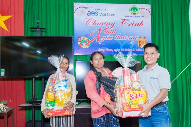 AES Vietnam presents Tet gifts to nearly 300 disadvantaged households and children in Binh Thuan and Quang Ninh provinces