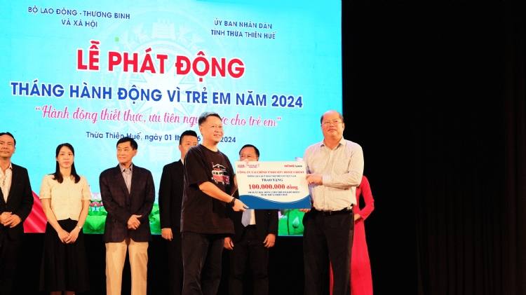Home Credit kicks off Home Love 2024 with scholarship for underprivileged children in Hue
