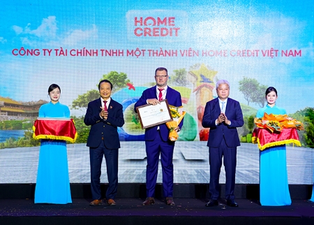 Home Credit honored in Top 10 Sustainable Companies in Trade – Services of CSI 2025