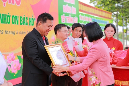 C.P. Vietnam honored for outstanding contributions to environmental protection and forest restoration in Dong Nai and Ben Tre