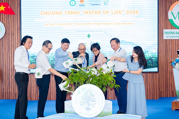 Suntory PepsiCo Vietnam and Ministry of Agriculture and Environment kick off “Water of Life” 2025 program and launch “Nature Expedition with Mizuiku” initiative