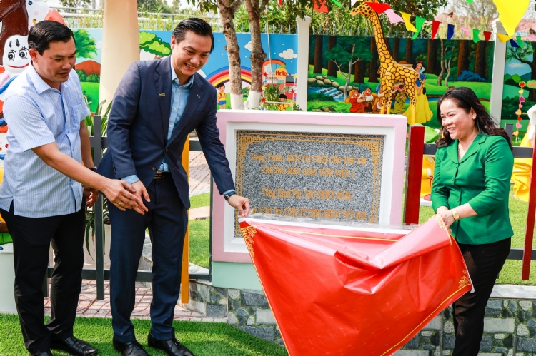 Amway Vietnam presents playground to Vinh Vien 1 kindergarten in Can Tho City, helping nurture a fulfilling childhood