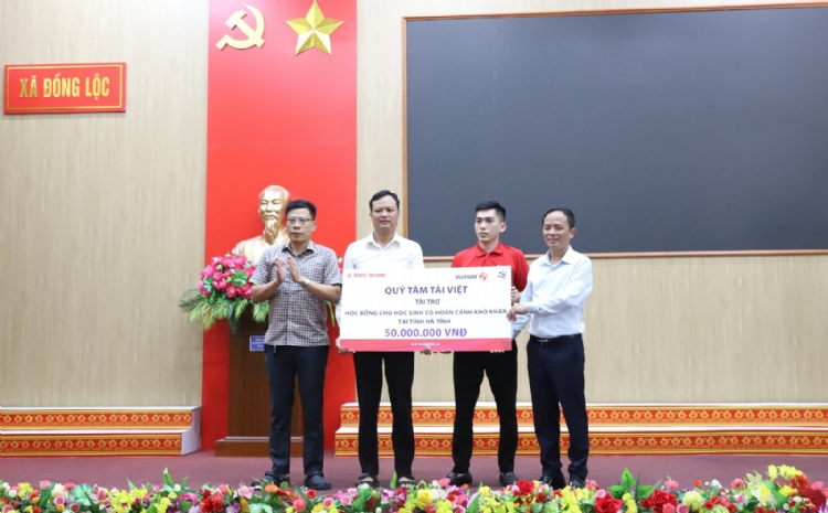 Vietlott & Tam Tai Viet Foundation accompanied to award scholarships to students who are relatives of veterans and martyrs in Quang Tri and Ha Tinh