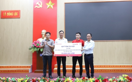 Vietlott & Tam Tai Viet Foundation accompanied to award scholarships to students who are relatives of veterans and martyrs in Quang Tri and Ha Tinh