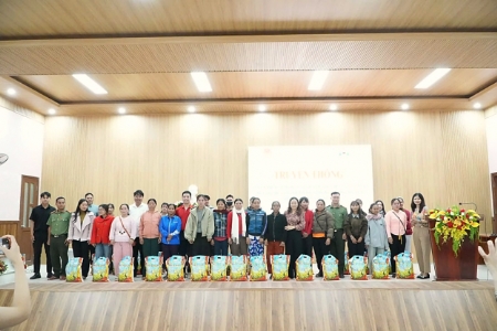 Vietlott and Tam Tai Viet Fund Accompany Teachers and Students in the Border Highlands of Hung Son
